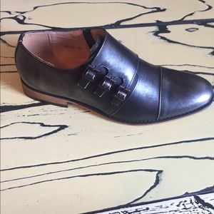 Men’s buckle strap dress shoe